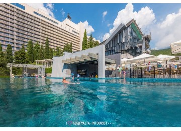  Отель Ялта-Интурист | Бассейн с водным баром Инфинити